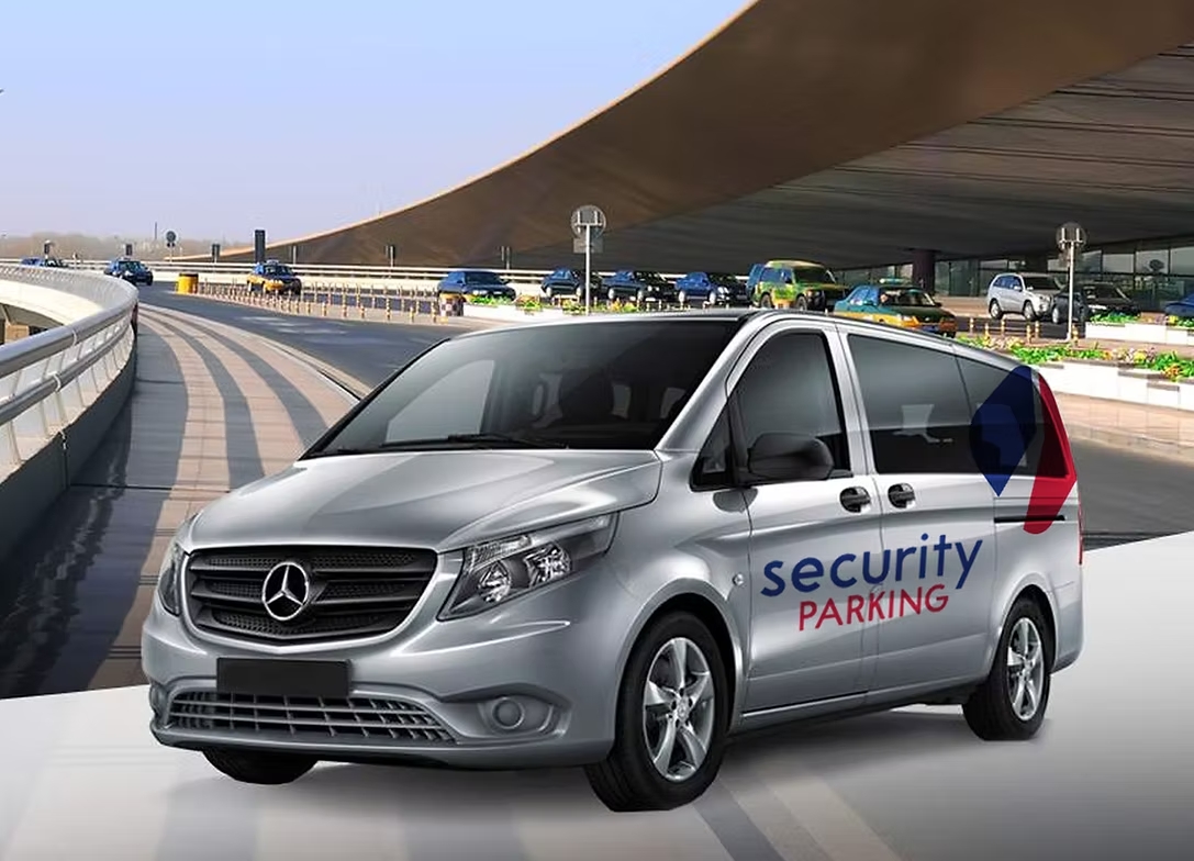 Minivan Mercedes argento con scritta «security PARKING» sulla fiancata davanti a un terminal con taxi in coda
